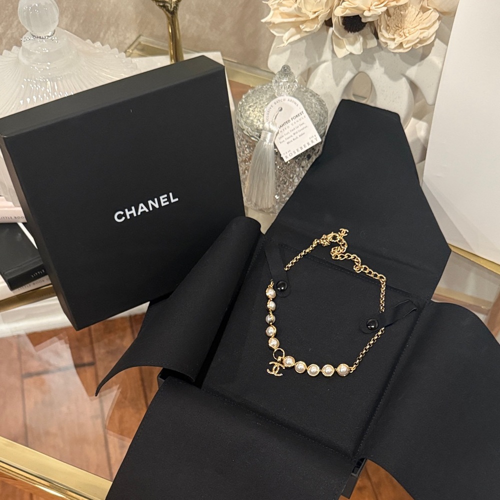 Chanel 2024 Bead Strand CC Gold and Cream Pearl Necklace - Picture 7 of 10